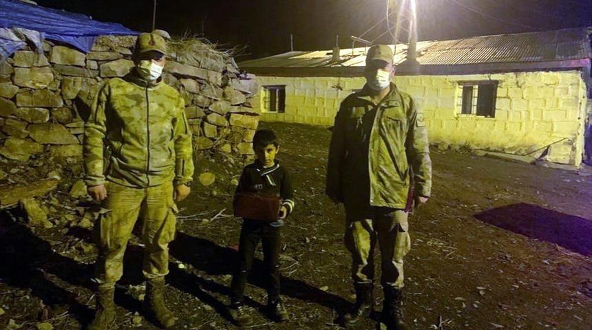Jandarma ekiplerinden Ardahan’da izolasyondaki çocuğa doğum günü sürprizi