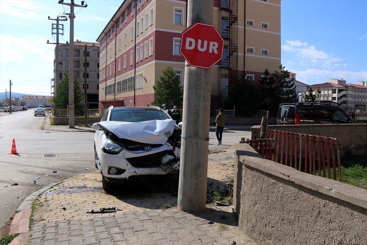 Sivas'ta otomobille hafif ticari araç çarpıştı: 3 yaralı G1