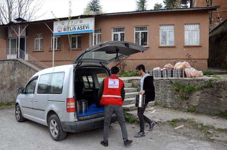 Bitlis'te Kızılay gönüllüleri evleri dolaşarak sıcak yemek dağıtıyor G1