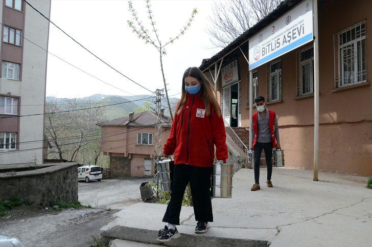 Bitlis'te Kızılay gönüllüleri evleri dolaşarak sıcak yemek dağıtıyor G2