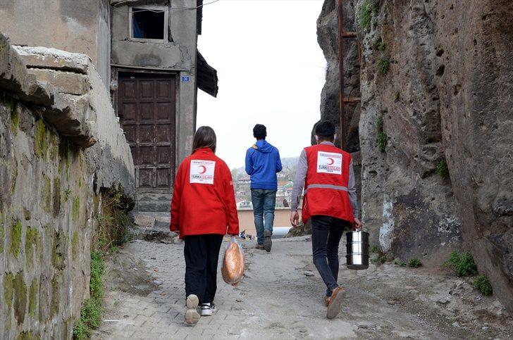 Bitlis'te Kızılay gönüllüleri evleri dolaşarak sıcak yemek dağıtıyor G3