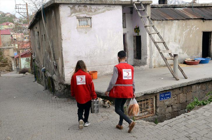 Bitlis'te Kızılay gönüllüleri evleri dolaşarak sıcak yemek dağıtıyor G4