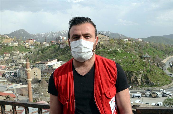 Bitlis'te Kızılay gönüllüleri evleri dolaşarak sıcak yemek dağıtıyor G5