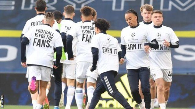 Pazartesi günü Leeds United oyuncuları, Süper Lig'e karşı çıkan tişörtler giydi.