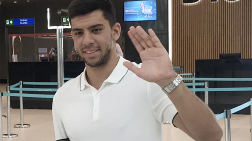 Cenk Özkaçar, Lyon’da oynayan ilk Türk futbolcu oldu