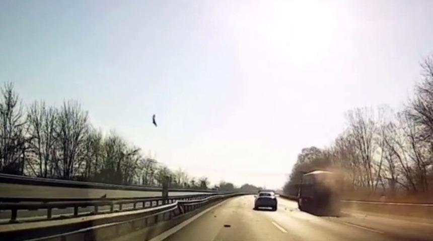 TEM Otoyolu'nda korkutan anlar: Bomba gibi patladı! Par&ccedil;aları etrafa sa&ccedil;ıldı