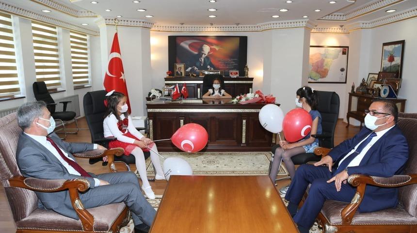 'Küçük vali'den anlamlı uyarı: Misafirliğe gitmeyin, evinize misafir almayın