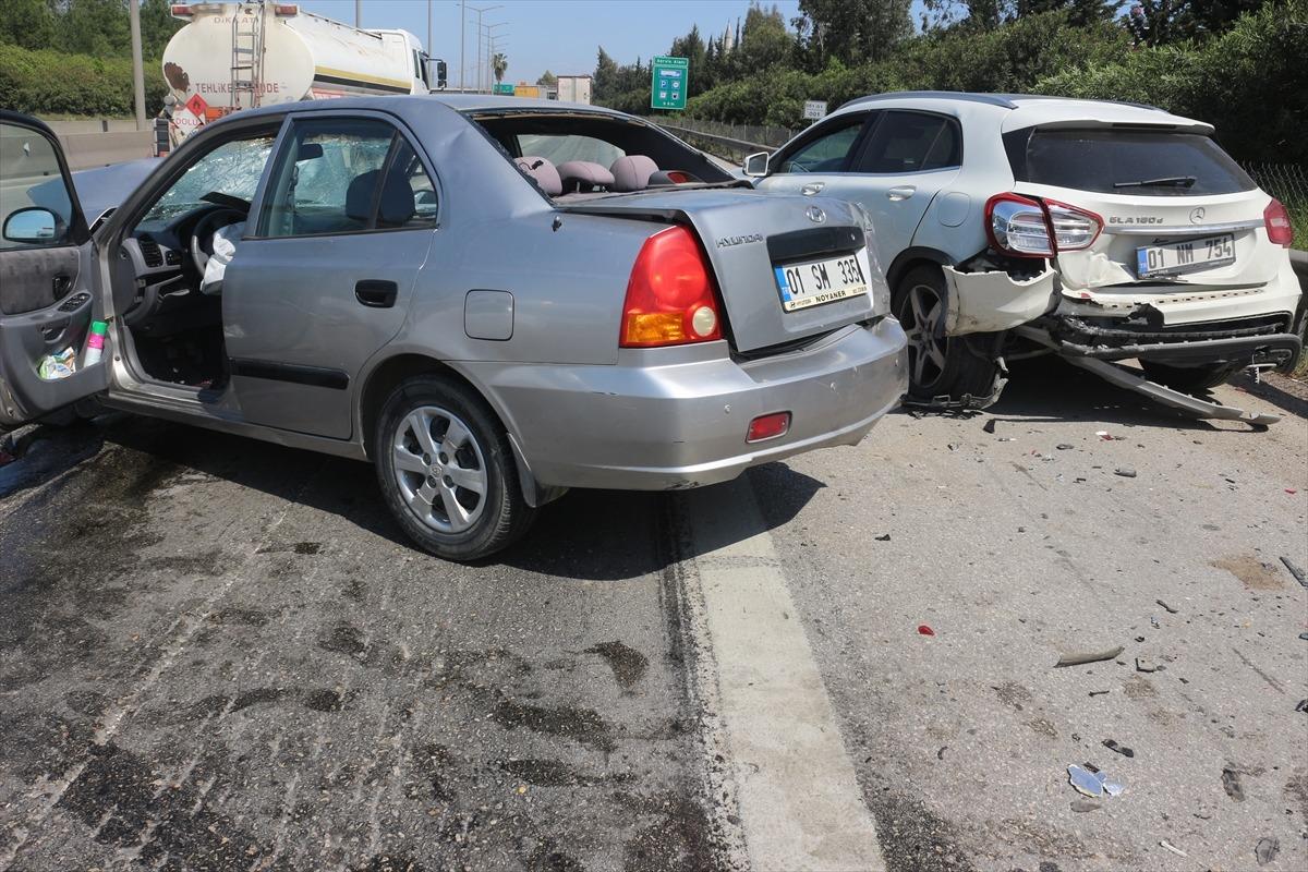 Adana'da otomobil park halindeki otomobile &ccedil;arptı: 3 yaralı