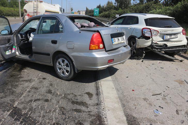 Adana'da otomobil park halindeki otomobile çarptı: 3 yaralı G1