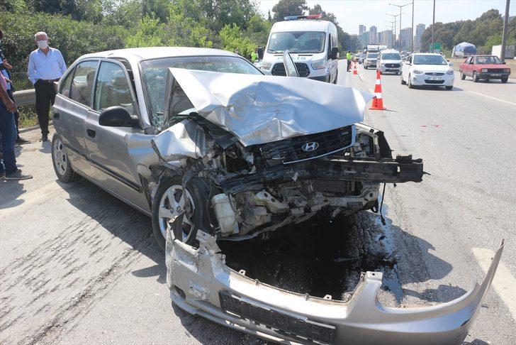 Adana'da otomobil park halindeki otomobile çarptı: 3 yaralı G2