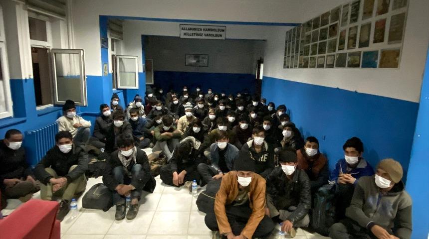 Bitlis'te durdurulan minibüste 68 düzensiz göçmen yakalandı