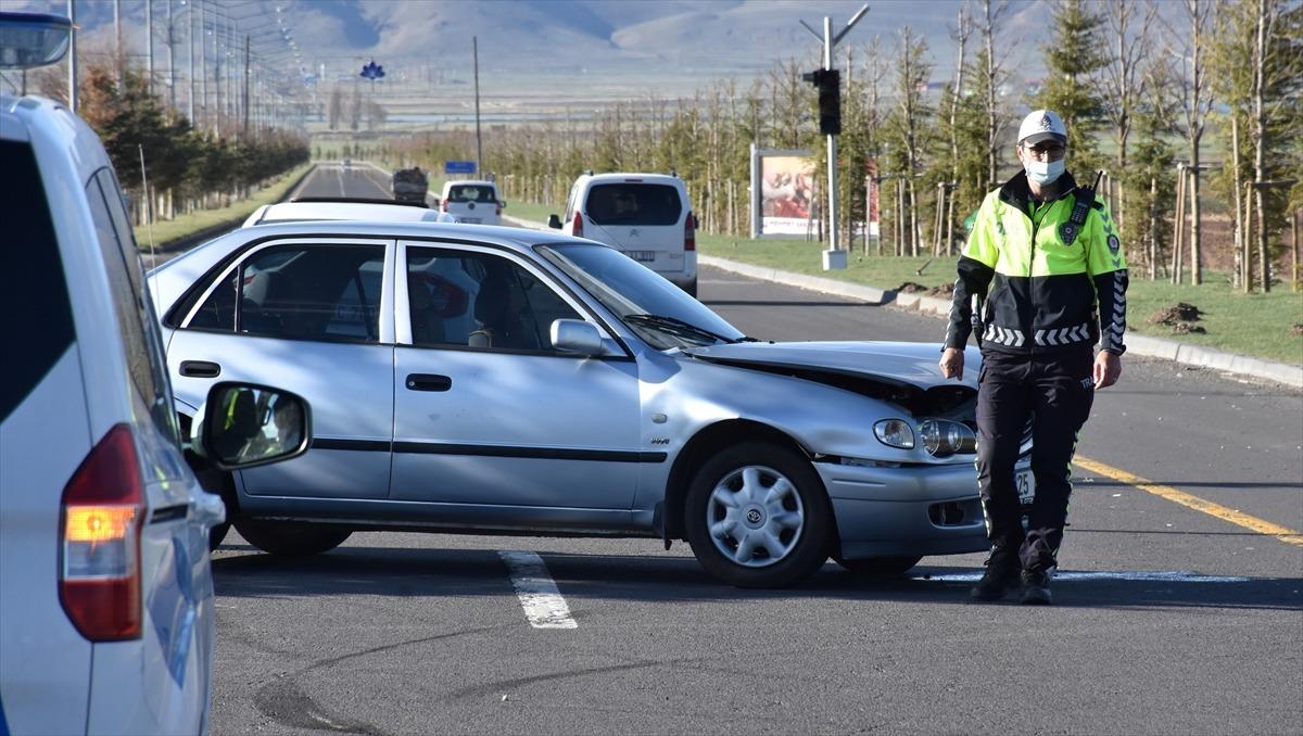 Erzurum'da iki otomobil &ccedil;arpıştı: 4 yaralı