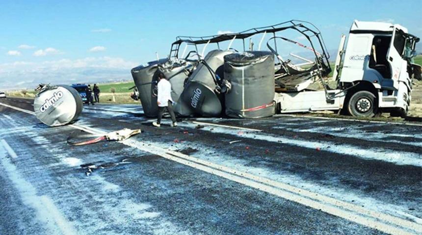 Süt tankeri kaza yaptı, tonlarca süt yola döküldü