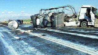 Süt tankeri kaza yaptı, tonlarca süt yola döküldü