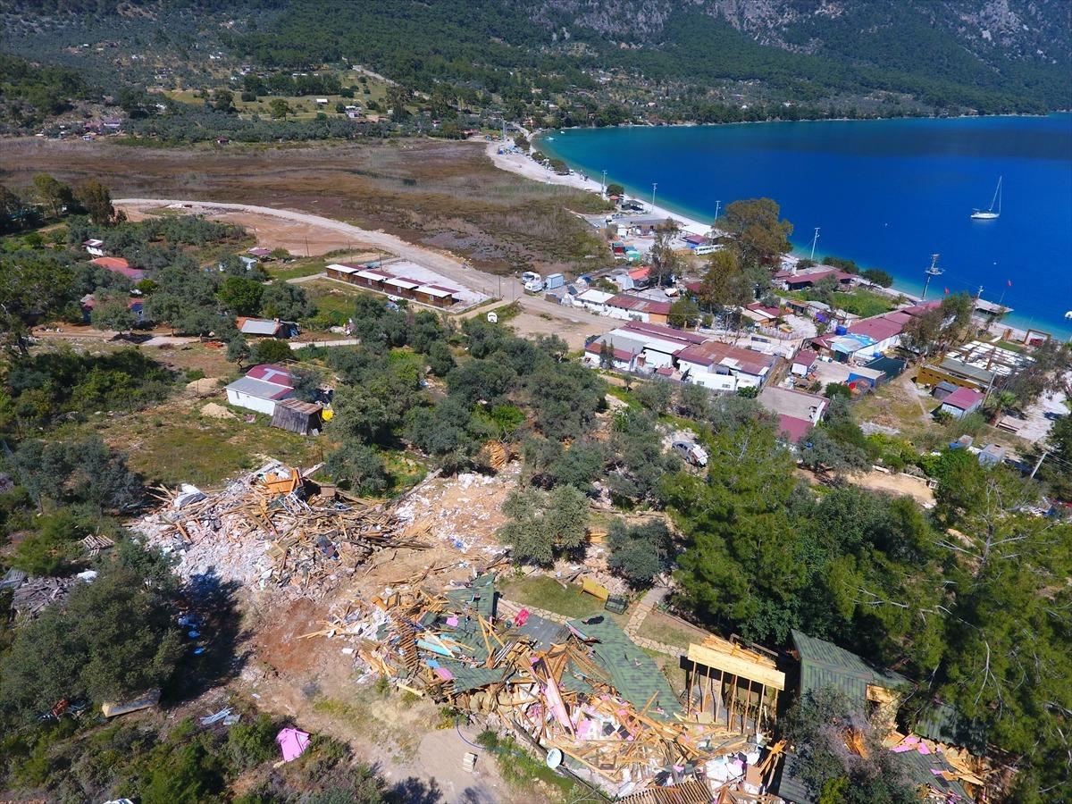 Muğla'daki Akb&uuml;k Koyu'nda ka&ccedil;ak yapıların yıkımının birinci etabı tamamlandı