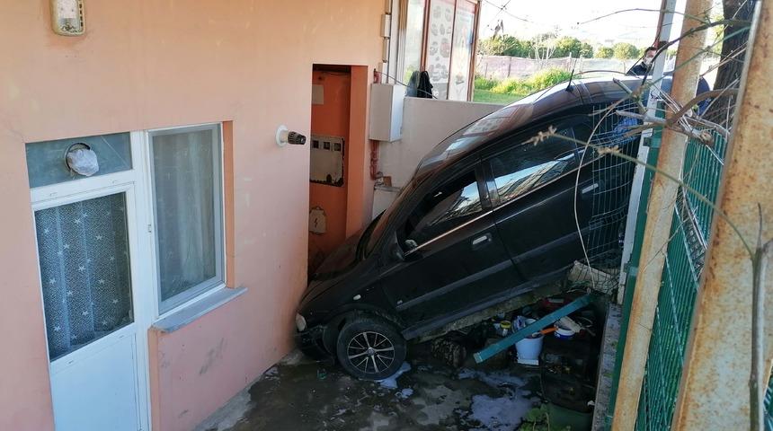 Silivri'de otomobil evin bah&ccedil;esine d&uuml;şt&uuml;