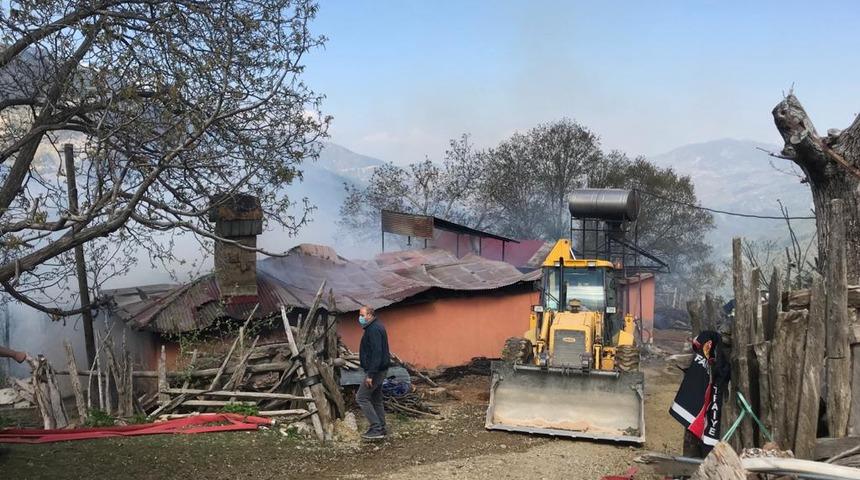 Evde çıkan yangında 25 bin TL ve 8 Cumhuriyet altını yandı