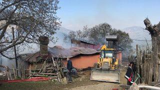 Evde çıkan yangında 25 bin TL ve 8 Cumhuriyet altını yandı