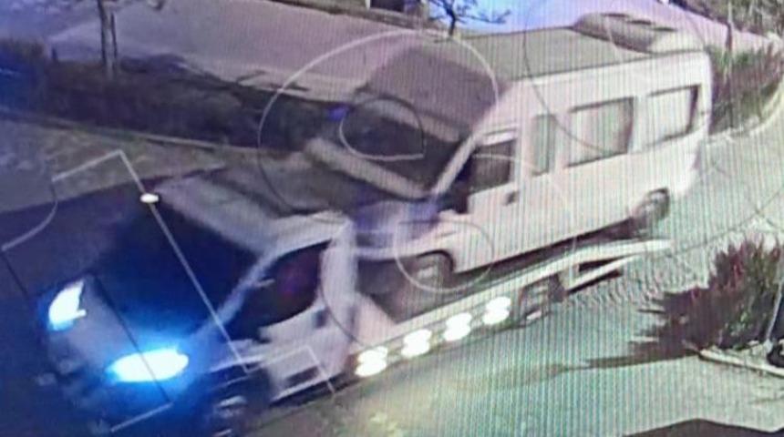 Kiraladıkları çekici ile park halindeki minibüsü çaldılar