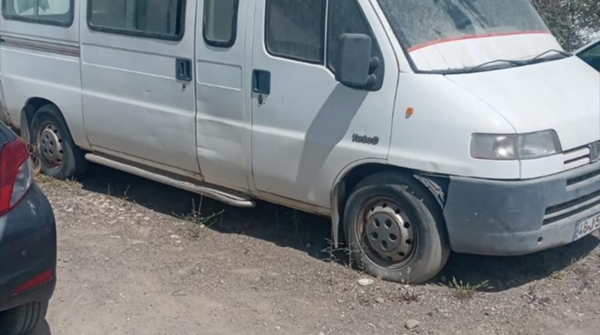 Muğla'da park halindeki minibüsü çaldıkları iddia edilen 2 şüpheli yakalandı