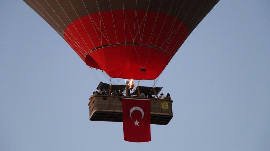 Kapadokya’da balonlar Türk Bayrakları ve Atatürk posterleriyle havalandı