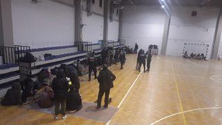 Foça açıklarında sürüklenen lastik bottaki 55 kaçak göçmen kurtarıldı