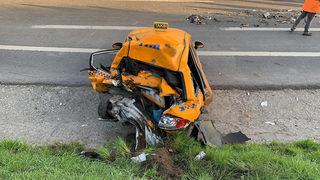 TEM'de feci kaza! Su yüklü TIR, taksiyi adeta biçti
