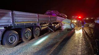 Afyonkarahisar'da çarpışan tırların sürücüleri hayatını kaybetti