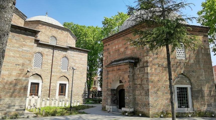 Bursa'da tarihi türbeye çirkin saldırı