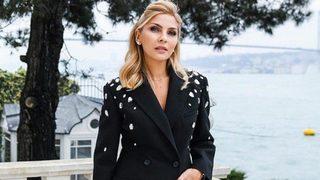 Boğaz manzaralı yalısından 'Evde kal' çağrısı yapan Arzu Sabancı sessizliğini bozdu