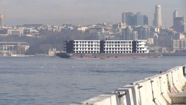 İstanbul Boğazı'nda şaşırtan görüntü! 4 katlı apartman gibi...