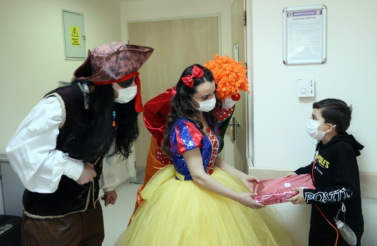 Sağlık &ccedil;alışanları, masal kahramanı ve palya&ccedil;o kost&uuml;mleriyle tedavi g&ouml;ren &ccedil;ocuklara bayram s&uuml;rprizi yaptı