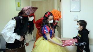 Sağlık çalışanları, masal kahramanı ve palyaço kostümleriyle tedavi gören çocuklara bayram sürprizi yaptı