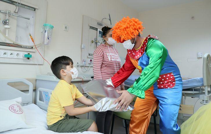 Sağlık çalışanları, masal kahramanı ve palyaço kostümleriyle tedavi gören çocuklara bayram sürprizi yaptı G2