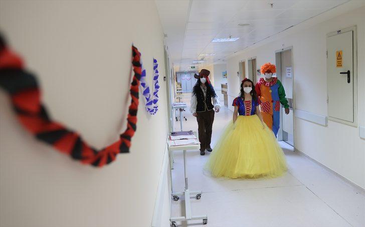 Sağlık çalışanları, masal kahramanı ve palyaço kostümleriyle tedavi gören çocuklara bayram sürprizi yaptı G3