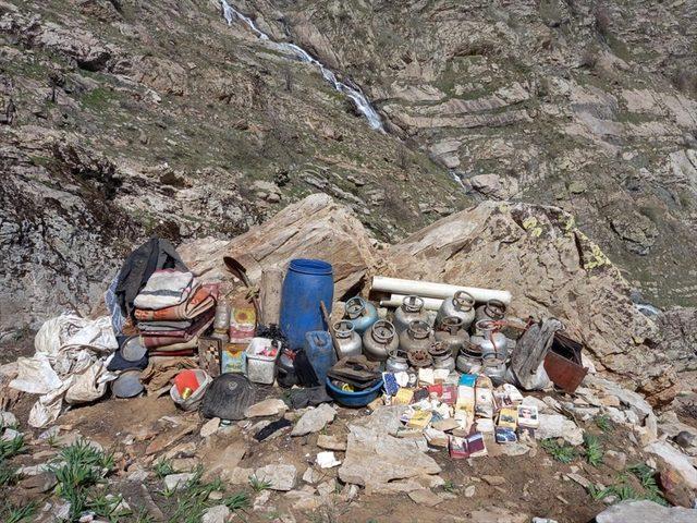 Bitlis'te PKK'lı teröristlerce kullanılan 2 sığınakta el bombası ve yaşam malzemesi ele geçirildi
