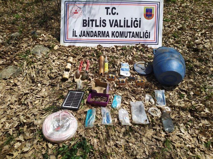 Bitlis'te PKK'lı teröristlerce kullanılan 2 sığınakta el bombası ve yaşam malzemesi ele geçirildi
