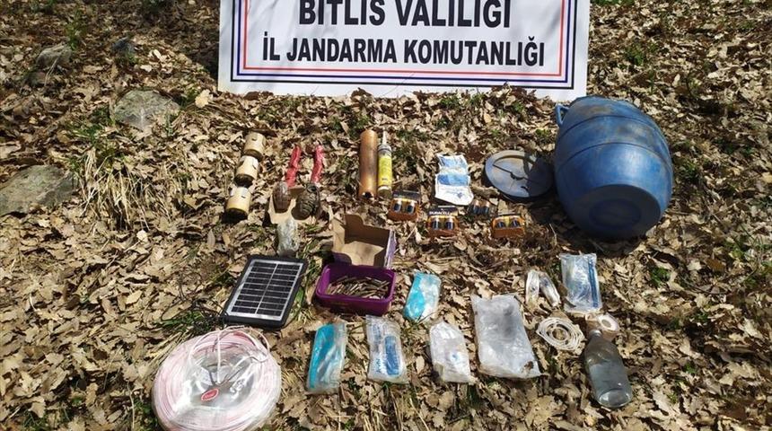 Bitlis'te PKK'lı teröristlerce kullanılan 2 sığınakta el bombası ve yaşam malzemesi ele geçirildi