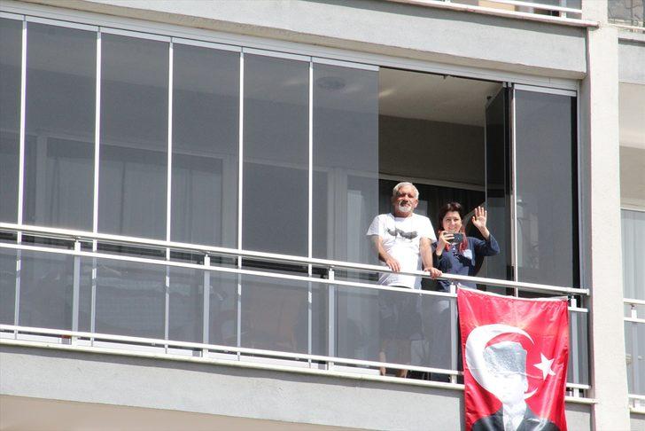 23 Nisan'ı evlerinde kutlayan çocuklar bayram coşkusunu konvoylarla yaşadı G2