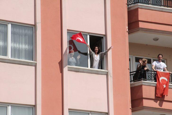 23 Nisan'ı evlerinde kutlayan çocuklar bayram coşkusunu konvoylarla yaşadı G3