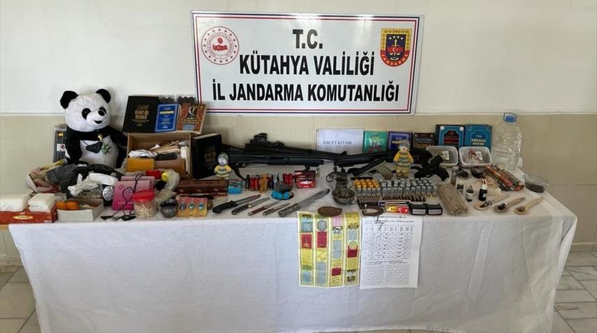 Kütahya'da "muska yazma" bahanesiyle dolandırıcılık yaptıkları öne sürülen 3 kişi yakalandı