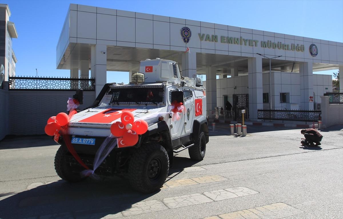 Van'da 23 Nisan konvoyu renkli g&ouml;r&uuml;nt&uuml;ler oluşturdu