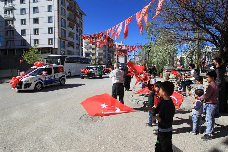 Van'da 23 Nisan konvoyu renkli görüntüler oluşturdu G3
