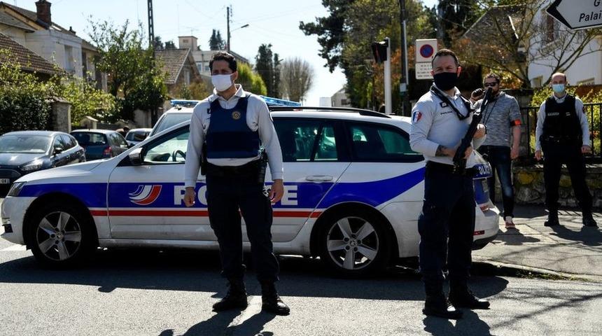 Fransa: Kadın polis memuru bı&ccedil;aklanarak &ouml;ld&uuml;r&uuml;ld&uuml;