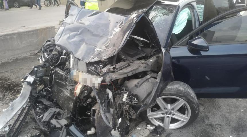 Pendik'te otomobil ile minibüs çarpıştı: Ölü ve yaralılar var