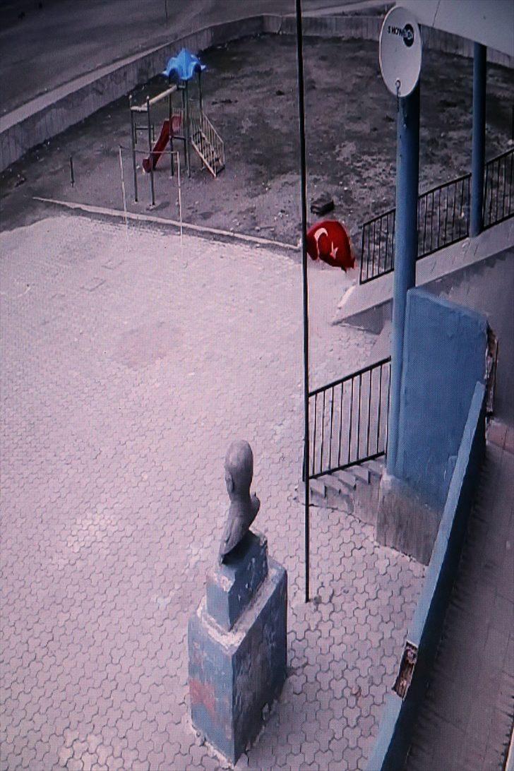 Ağrı'da çocuklar, rüzgarın etkisiyle direğin yarısına inen Türk bayrağını göndere çekti G1