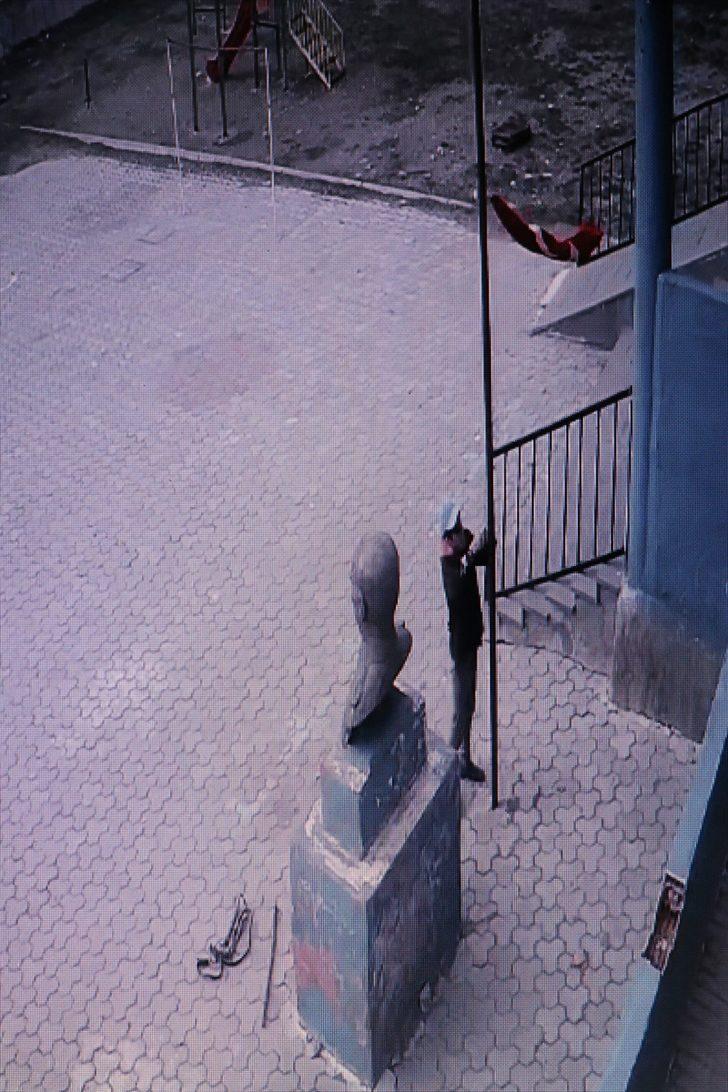 Ağrı'da çocuklar, rüzgarın etkisiyle direğin yarısına inen Türk bayrağını göndere çekti G2