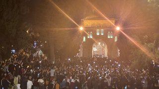 Mescid-i Aksa'da binlerce Filistinli, teravih namazının ardından İsrail'i protesto etti