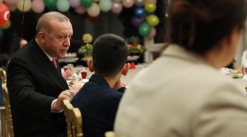 Cumhurbaşkanı Erdoğan çocuklarla iftar yaptı