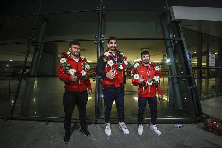 Serbest Güreş Milli Takımı yurda döndü G1
